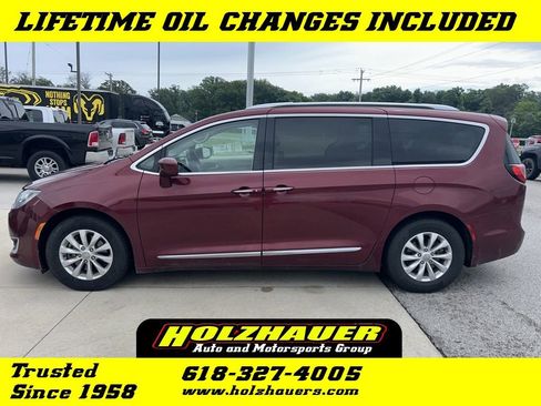 Used 2019 Chrysler Pacifica Touring-L FWD image 1