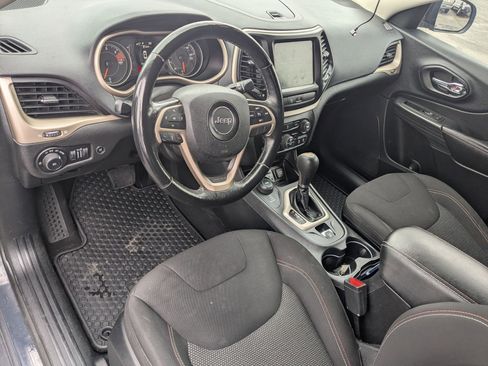 Used 2017 Jeep Cherokee Latitude w/ Comfort/Convenience Group AWD/4WD image 17