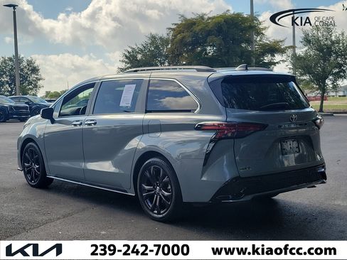 Used 2023 Toyota Sienna XSE w/ XSE Plus Package FWD image 4