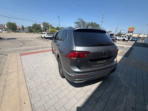 Used 2024 Volkswagen Tiguan SE w/ Panoramic Sunroof Package FWD image 16
