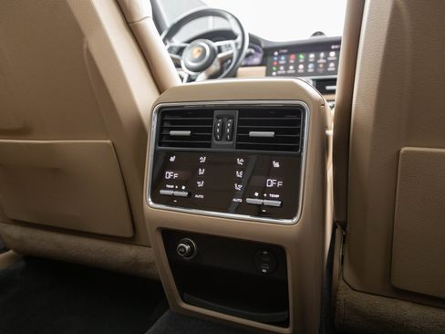 Certified 2022 Porsche Cayenne Platinum Edition image 28