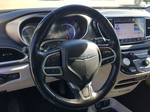 Used 2021 Chrysler Pacifica Touring-L image 16