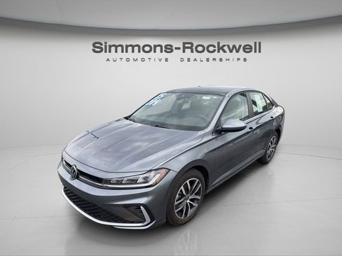 Used 2025 Volkswagen Jetta SE image 4