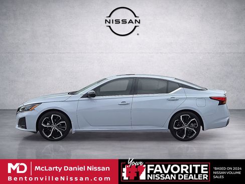 Used 2024 Nissan Altima 2.5 SR w/ SR Premium Package FWD image 3