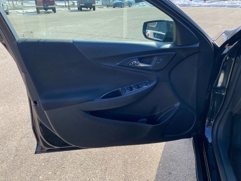 Used 2017 Chevrolet Malibu LT image 9