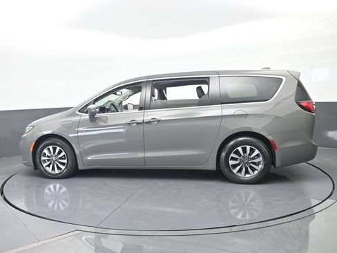 Used 2022 Chrysler Pacifica Touring-L FWD image 3