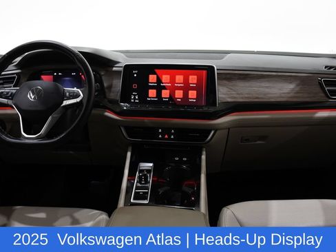 Used 2025 Volkswagen Atlas SEL AWD/4WD image 8