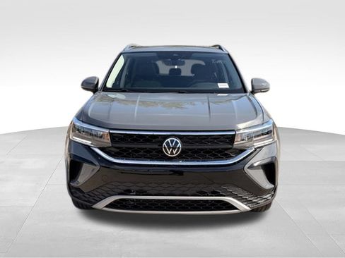 Used 2023 Volkswagen Taos SE w/ Panoramic Sunroof Package FWD image 4