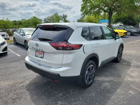 Used 2025 Nissan Rogue SV image 2
