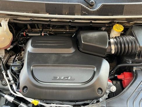 Used 2024 Chrysler Pacifica Touring-L FWD image 4