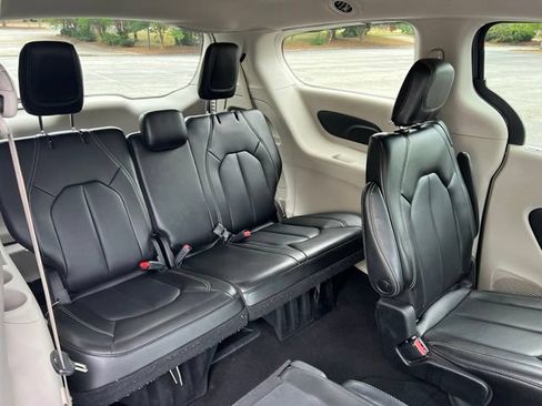 Used 2023 Chrysler Pacifica Touring-L FWD image 25