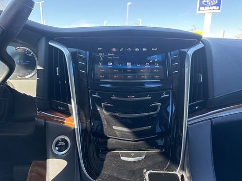 Used 2017 Cadillac Escalade Luxury image 9