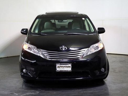 Used 2015 Toyota Sienna XLE image 9