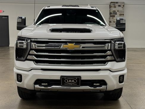 Used 2024 Chevrolet Silverado 2500 High Country w/ Technology Package AWD/4WD image 2