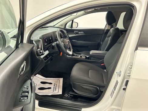 Used 2023 Kia Sportage LX image 9