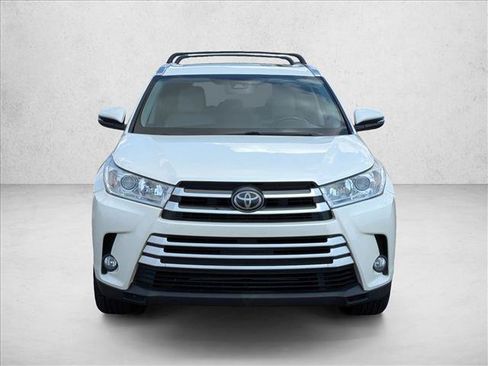 Used 2018 Toyota Highlander XLE w/ Carpet Mat Package (TMS) FWD image 2