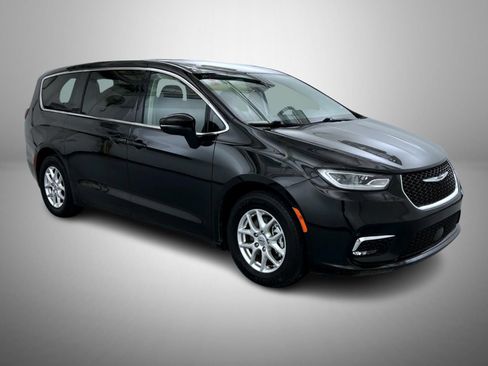 Certified 2023 Chrysler Pacifica Touring-L FWD image 3