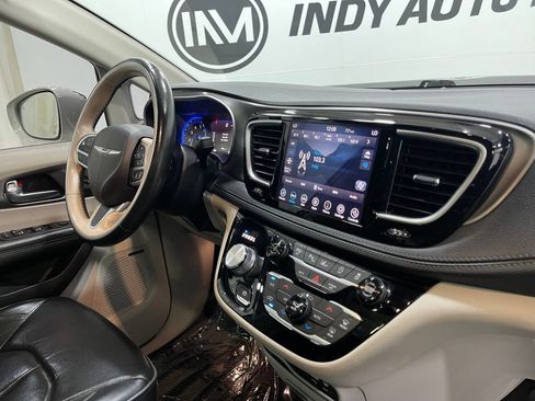 Used 2019 Chrysler Pacifica Limited w/ Tire & Wheel Group FWD image 19
