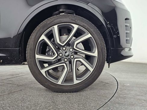 Used 2024 Land Rover Discovery Metropolitan Edition image 9