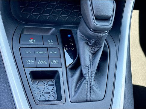 Used 2022 Toyota RAV4 LE image 14