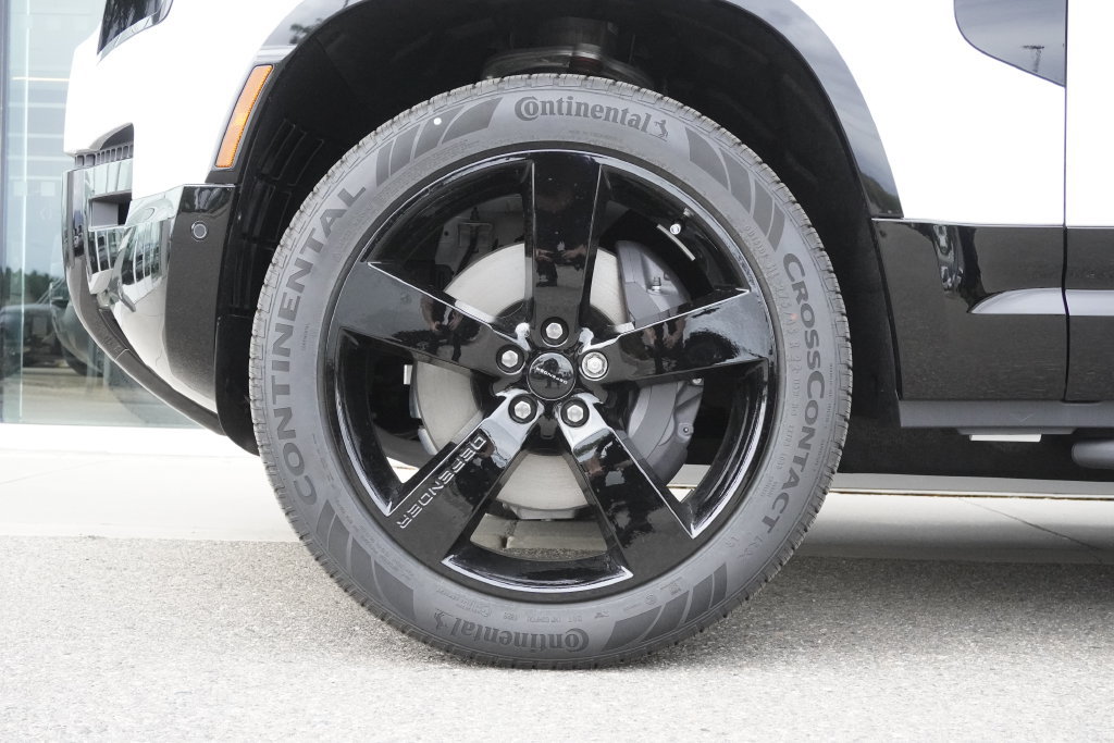 New 2026 Land Rover Defender 110 X-Dynamic SE AWD/4WD image 32