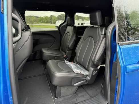 New 2026 Chrysler Pacifica Select image 13