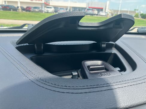 Used 2020 Jeep Cherokee Latitude Plus AWD/4WD image 18