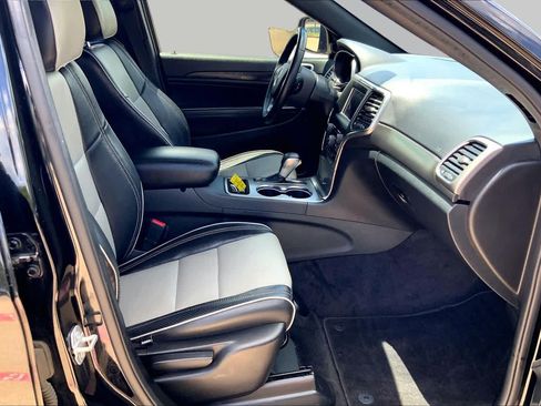 Used 2018 Jeep Grand Cherokee Laredo RWD image 9
