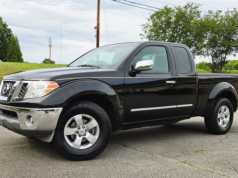 Used 2010 Nissan Frontier SE w/ SE Value Truck Pkg RWD image 3