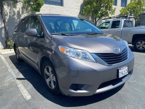 Used 2014 Toyota Sienna LE FWD image 3
