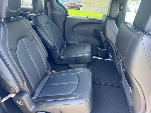 New 2027 Chrysler Pacifica Select w/ Family Tech Group FWD image 12