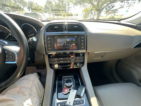 Used 2018 Jaguar F-PACE R-Sport image 38