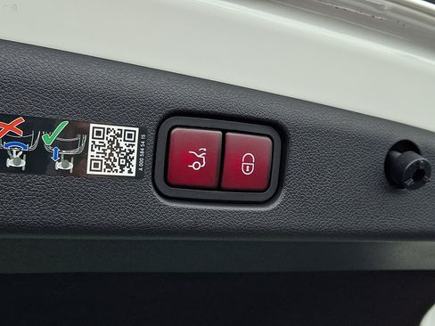 Used 2025 Mercedes-Benz E 450 4MATIC Sedan image 29
