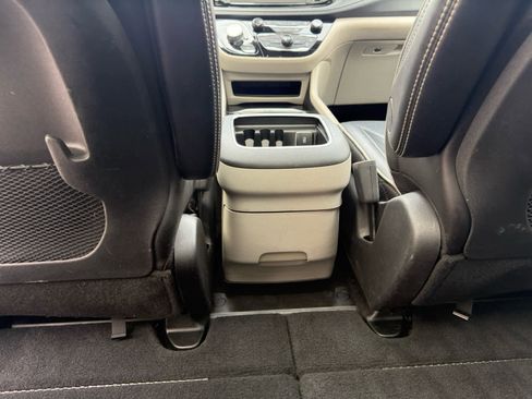 Used 2024 Chrysler Pacifica Limited image 12