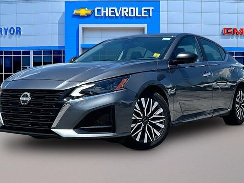 Used 2025 Nissan Altima 2.5 SV FWD image 3