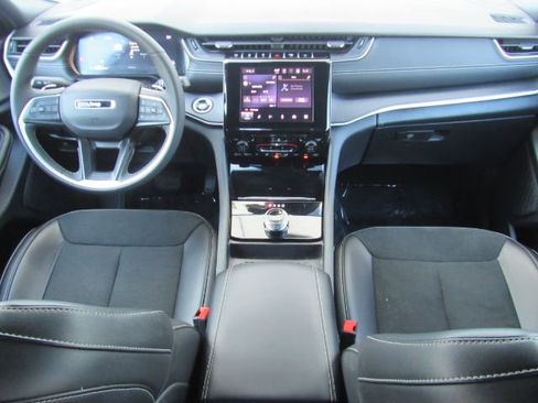 Used 2025 Jeep Grand Cherokee Altitude image 3