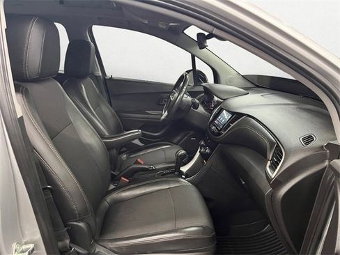 Used 2020 Chevrolet Trax LT w/ Sun & Sound Package image 16