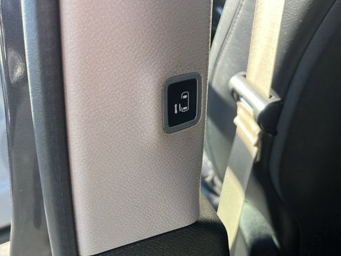 Used 2017 Chrysler Pacifica Touring-L image 19