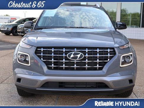 Used 2022 Hyundai Venue Limited FWD image 8