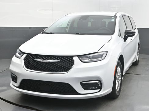 Used 2024 Chrysler Pacifica Touring-L FWD image 3
