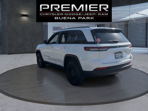 Used 2024 Jeep Grand Cherokee Altitude RWD image 6