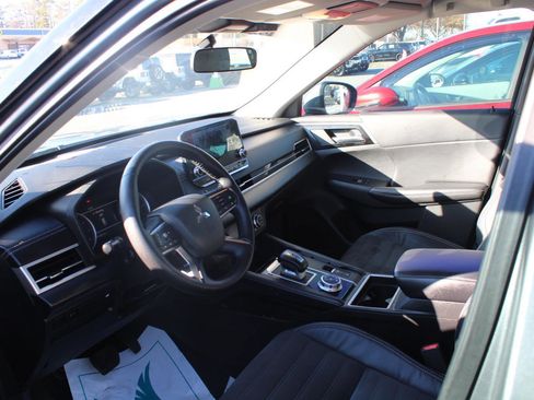 Used 2022 Mitsubishi Outlander SE image 7