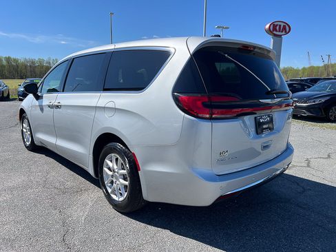 Used 2024 Chrysler Pacifica Touring-L FWD image 3