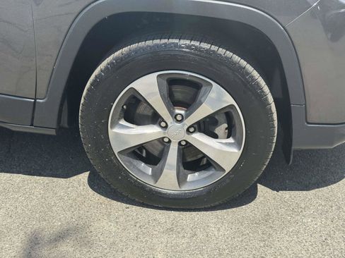 Used 2019 Jeep Cherokee Limited AWD/4WD image 9