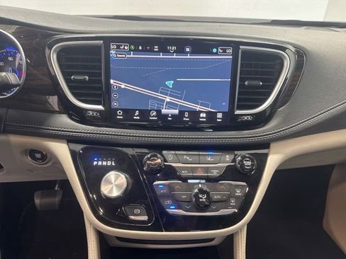 Used 2023 Chrysler Pacifica Limited image 16