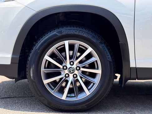 Used 2019 Toyota Highlander XLE AWD/4WD image 11