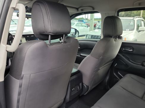 Used 2025 Nissan Frontier SV w/ SV Convenience Package image 12