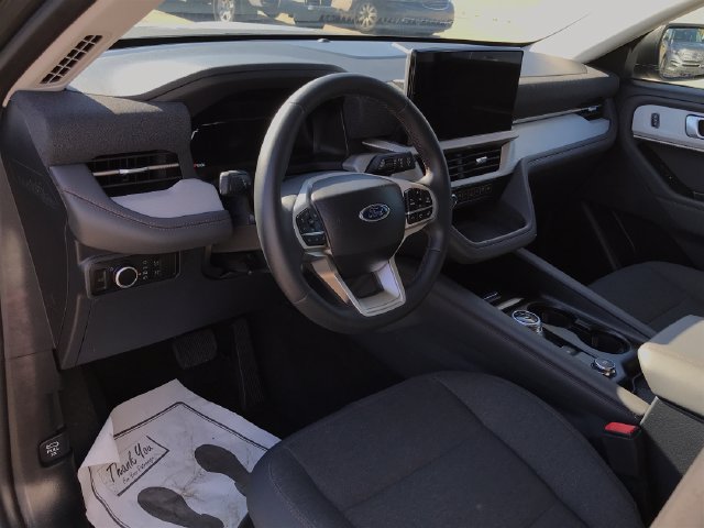 Used 2025 Ford Explorer Active AWD/4WD image 3