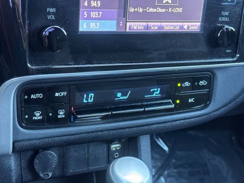 Used 2018 Toyota Corolla LE FWD image 17