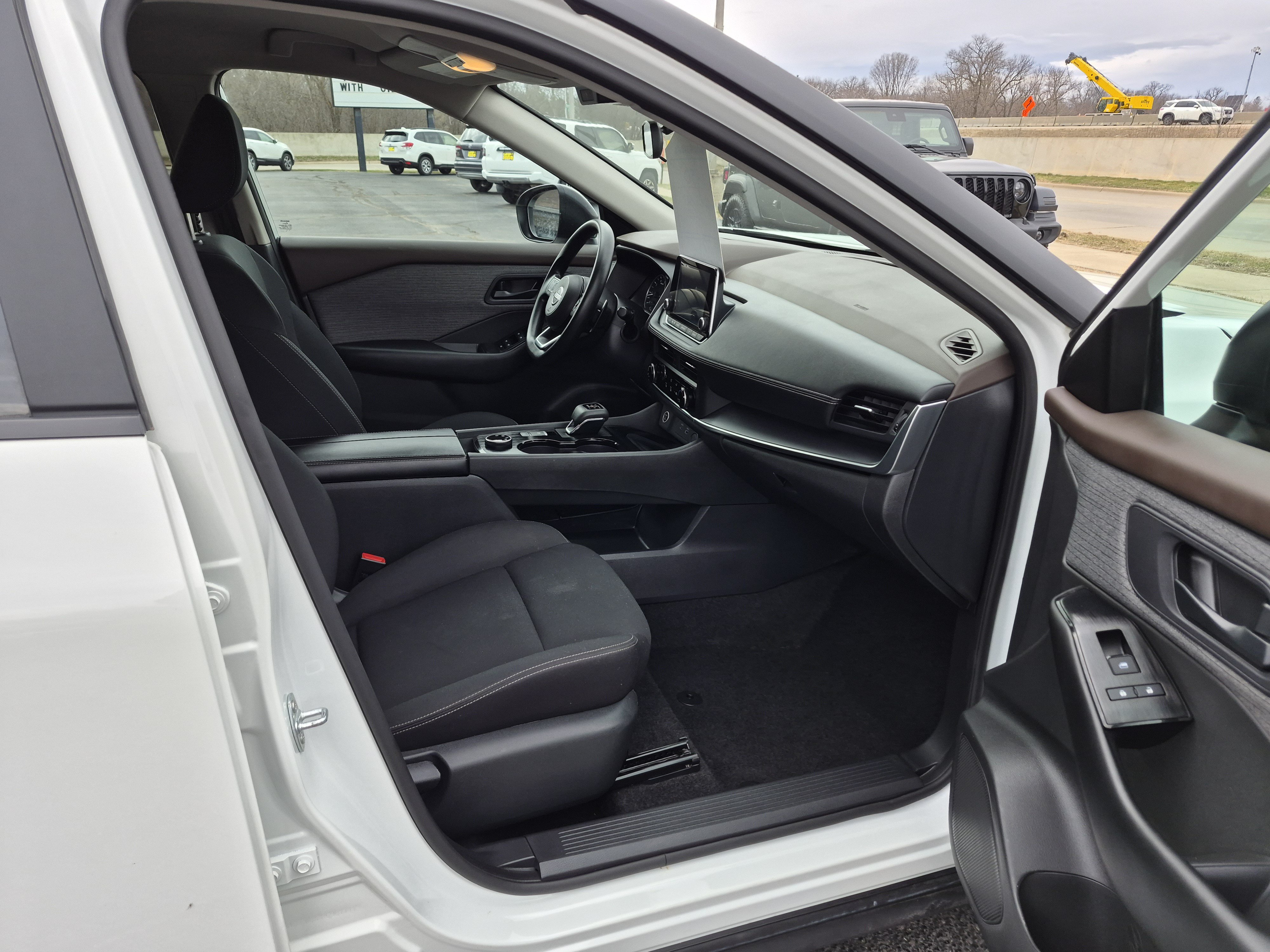 Used 2023 Nissan Rogue S AWD/4WD image 15